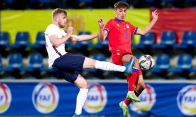 Izan Fernàndez en un duel contra Anglaterra sots-21 / FAF