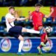 Izan Fernàndez en un duel contra Anglaterra sots-21 / FAF