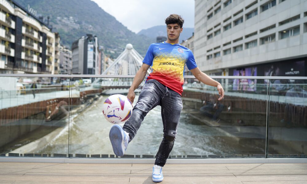 Julen Lobete durant el seu acte de presentaciuó a la Paça de la Rotonda d'Andorra la Vella / FC ANDORRA