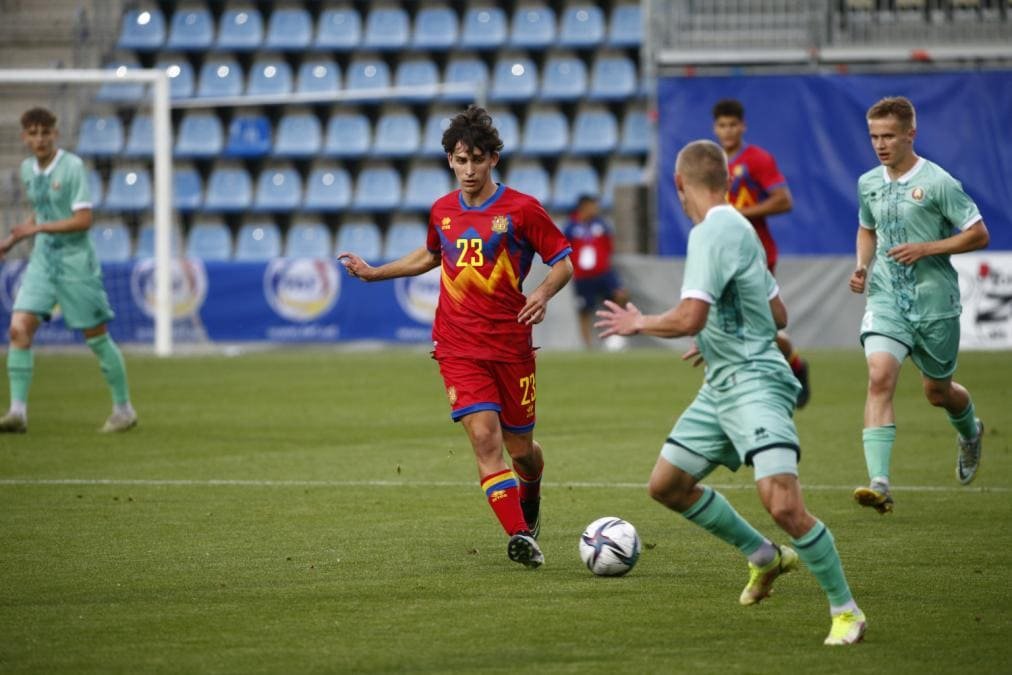 Ot Remolins, jugador de la sots-21 davant Bielorússia. / FAF