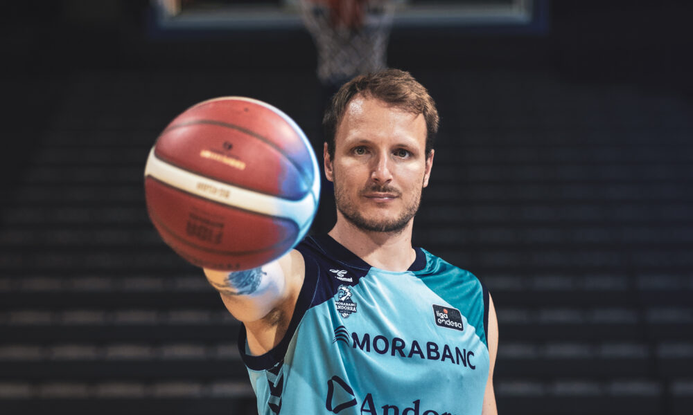 Rafa Luz amb la nova samarreta del Morabanc Andorra