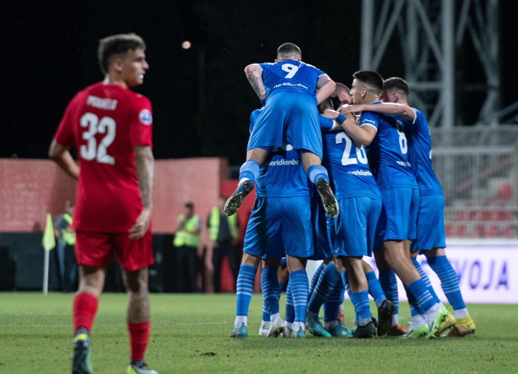 Un moment del partit entre el Sutjeska i l'FC Santa Coloma