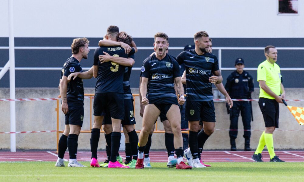 Els jugadors del Santa Coloma celebrant un dels gols contra el Penybont. / FSCA