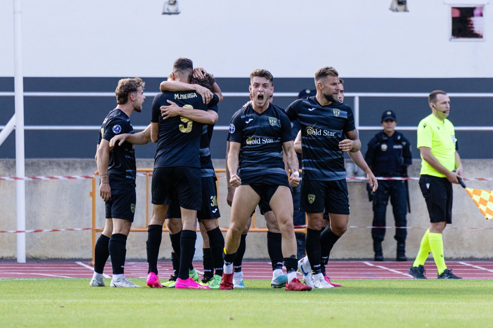 Els jugadors del Santa Coloma celebrant un dels gols contra el Penybont. / FSCA