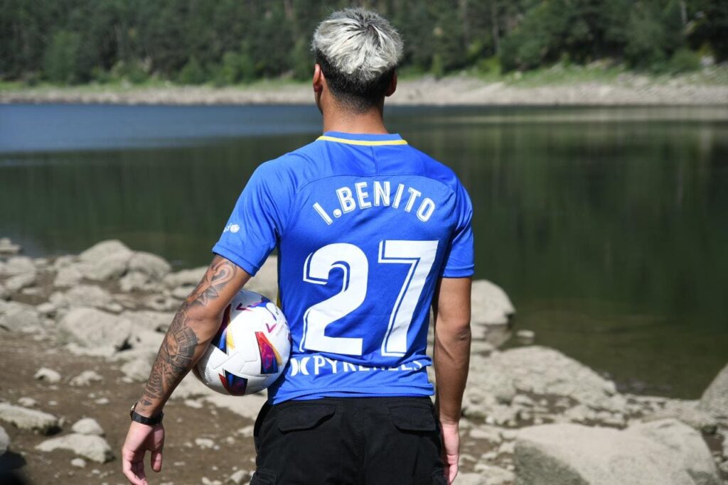 Iker Benito amb el dorsal 27