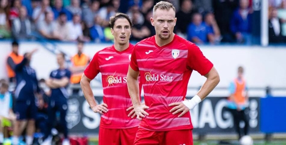 Miguel López, jugador de l'FC Santa Coloma en el partit d'anada davant el Penybont.