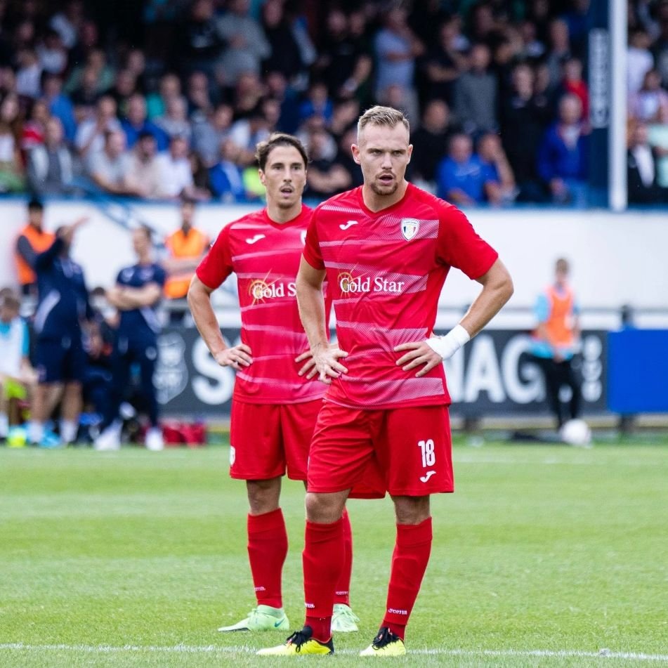 Miguel López, jugador de l'FC Santa Coloma en el partit d'anada davant el Penybont.