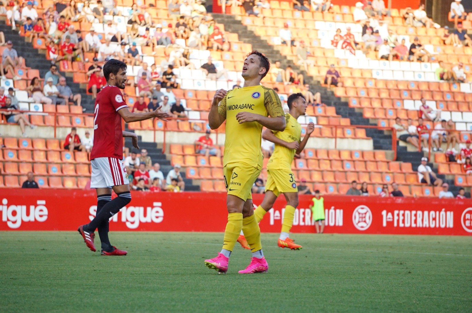 Iván Gil durant el partit a Tarragona