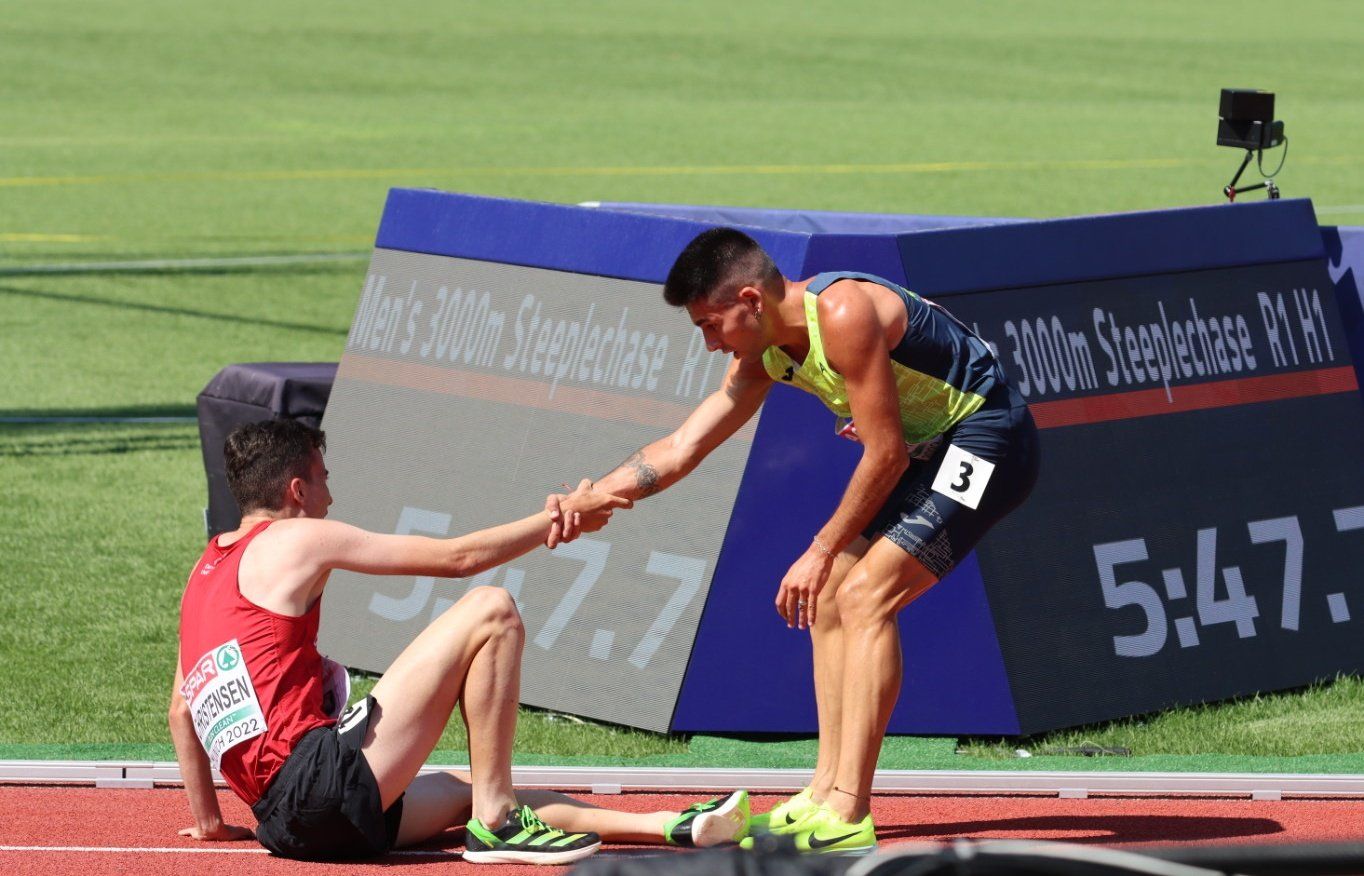 Nahuel Carabaña ajudant a un atleta a l'europeu del 2022