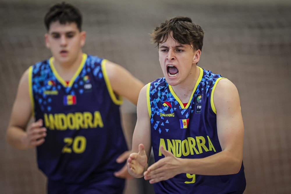 Jugadors de la sots-16 celebrant un punt en un partit de l'Europeu C / FIBA