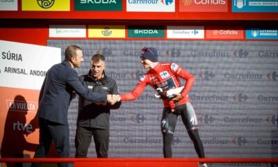 El ministre de Turisme, Jordi Torres, al podi amb Remco Evenepoel / SFG