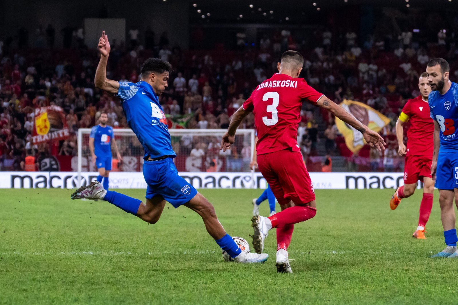 Un instant del partit entre Atlètic i Partizani