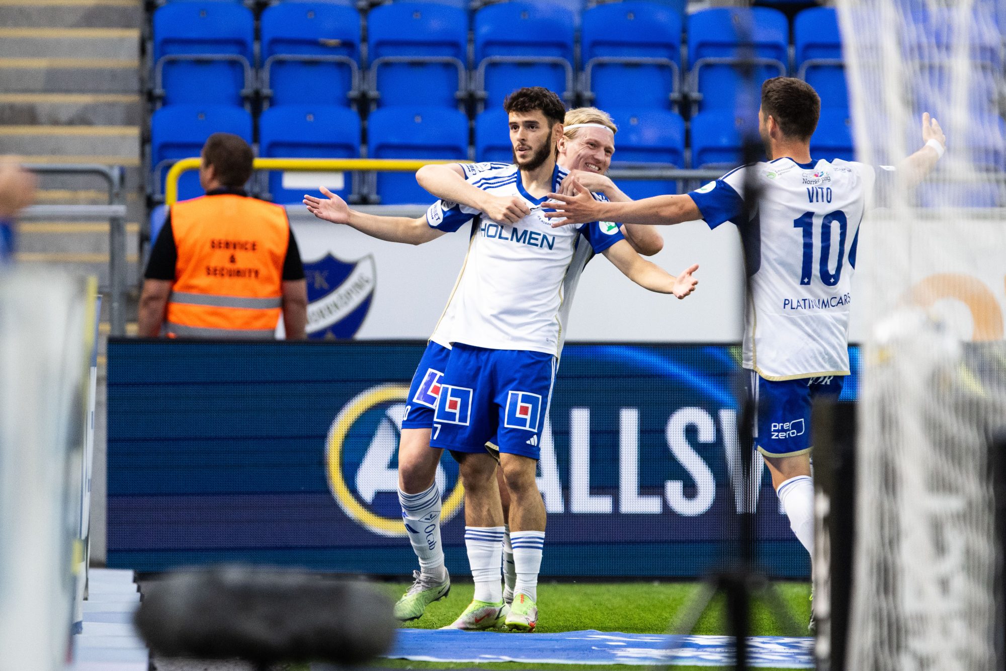 Lourent Shabani celebrant un gol amb el Norrköping / IFK