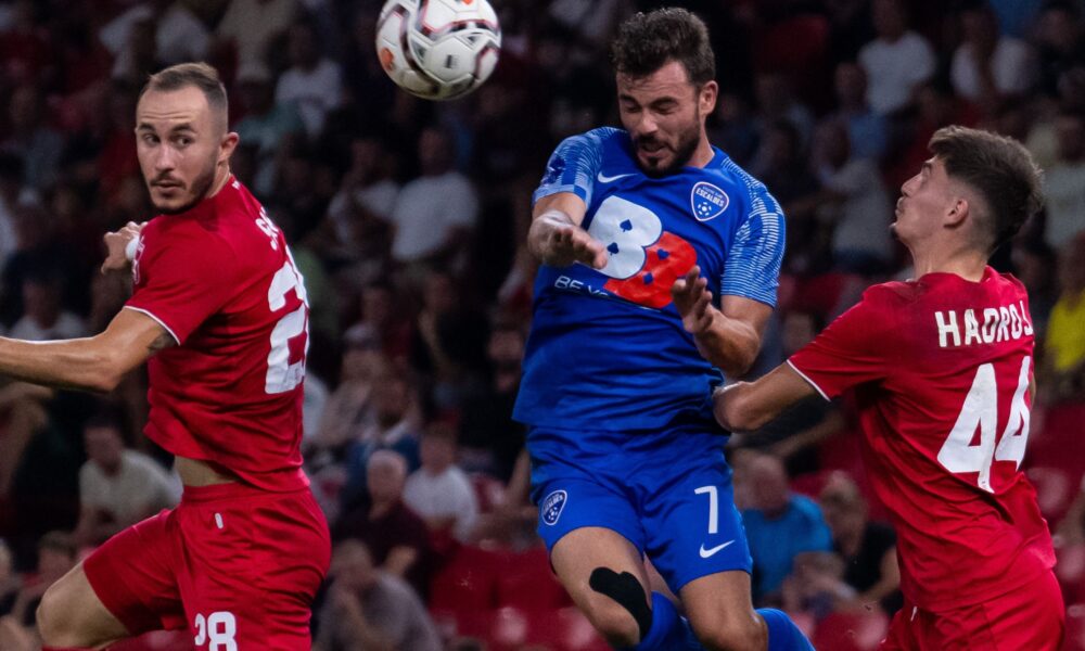 Un instant del partit entre Atlètic i Partizani