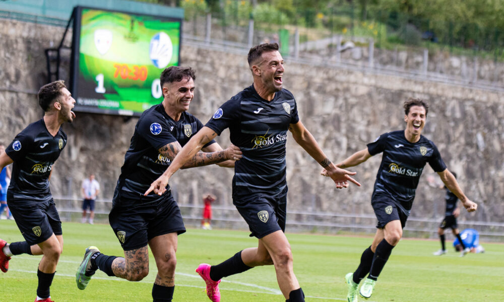 Un moment de la celebració del segon gol del Santa Coloma davant el Sutjesca
