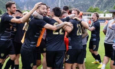 Un moment de la celebració de la victòria del Santa Coloma