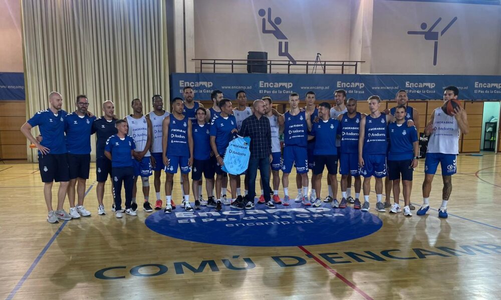 L'equip del Morabanc amb el conseller d'esports d'Encamp, Xavier Fernàndez