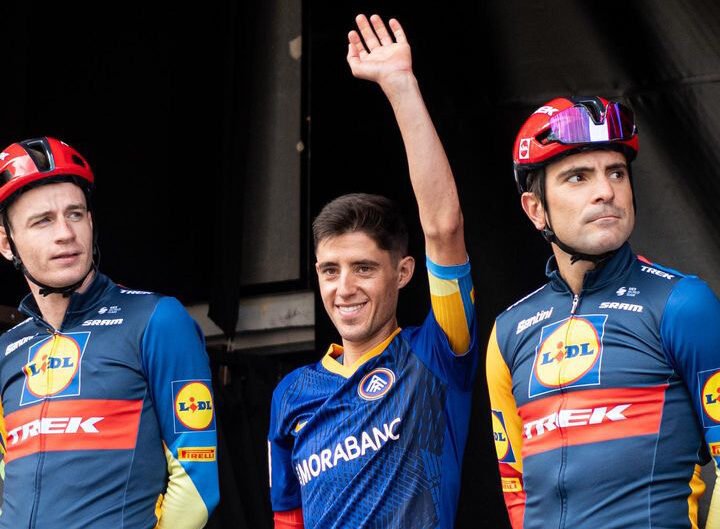 Juanpe López ahir durant la presentació dels equips amb la samarreta de l'FC Andorra / Cxcling Creative Agency