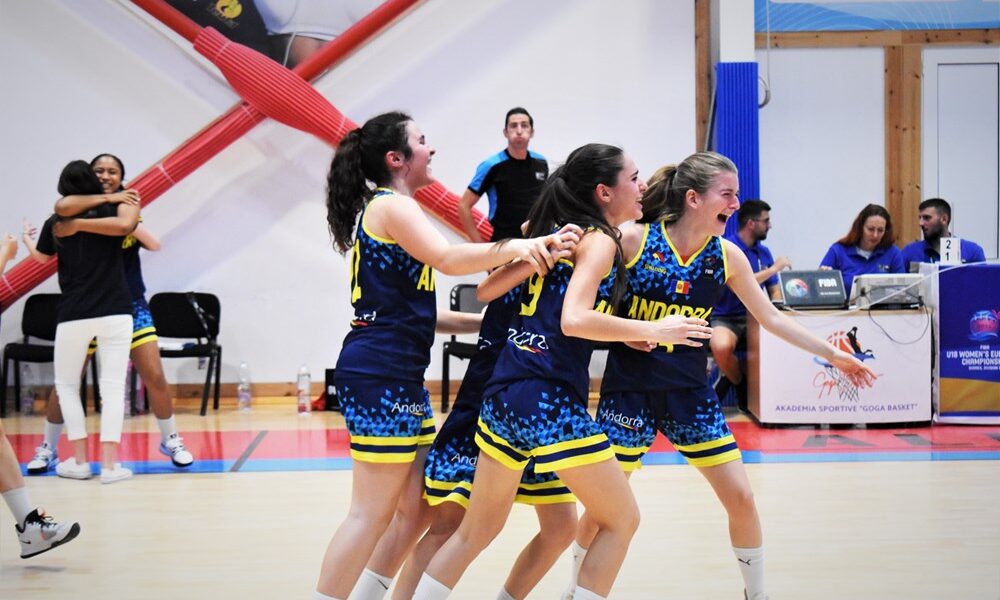 El combinat nacional femení sots-18 celebrant la victòria davant Xipre / FIBA