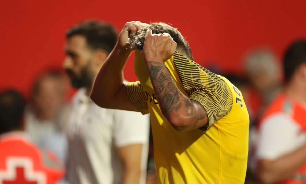 Un jugador de l'Andorra desesperat després de la derrota davant el Mirandés / FCA