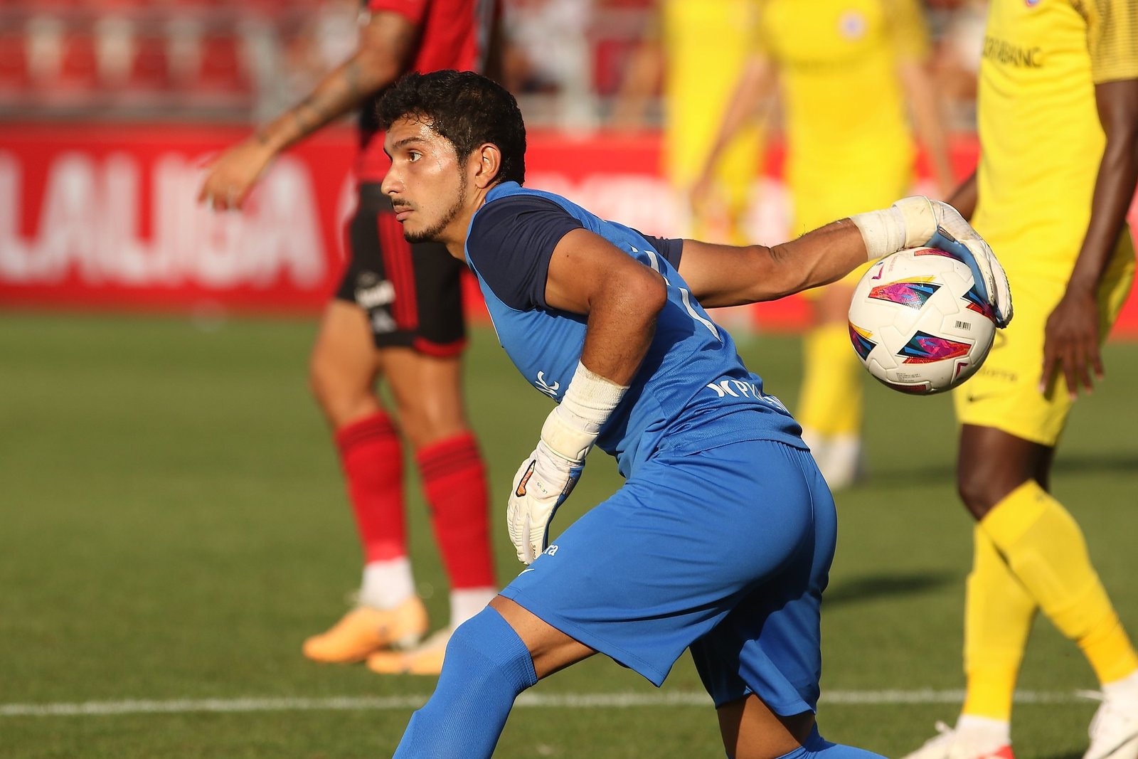 Nico Ratti al camp del Mirandés