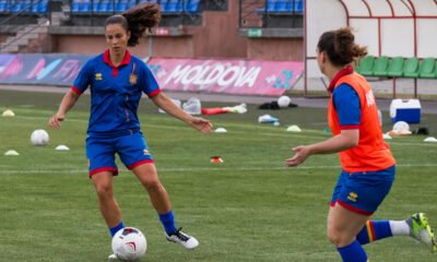 La selecció femenina en un entrenament a Moldàvia / FAF