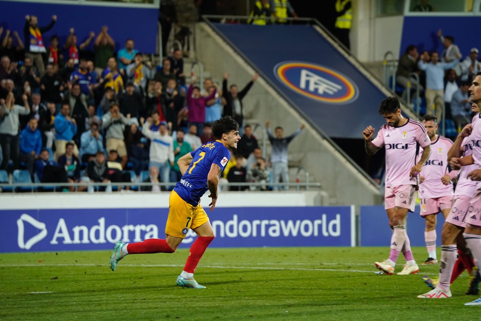 Lobete en una acció del partit davant l'Oviedo / FCA