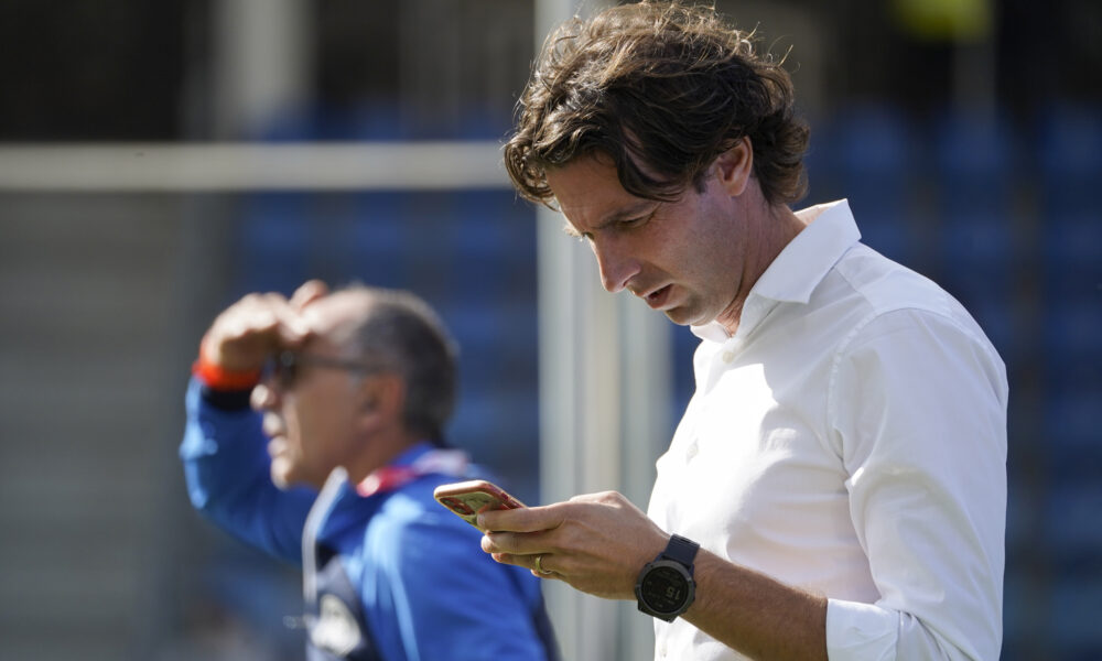 Jaume Nogués consultant el mòvil / FCA