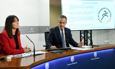 Mònica Bonell i Alain Cabanes en la roda de premsa de presentació de les beques ARA / SFGA