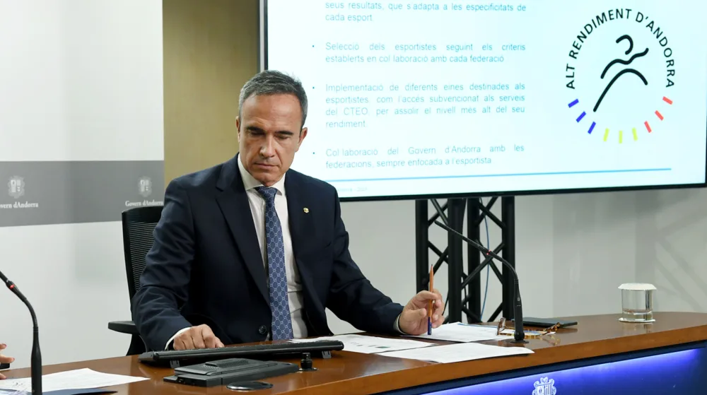 Mònica Bonell i Alain Cabanes en la roda de premsa de presentació de les beques ARA / SFGA