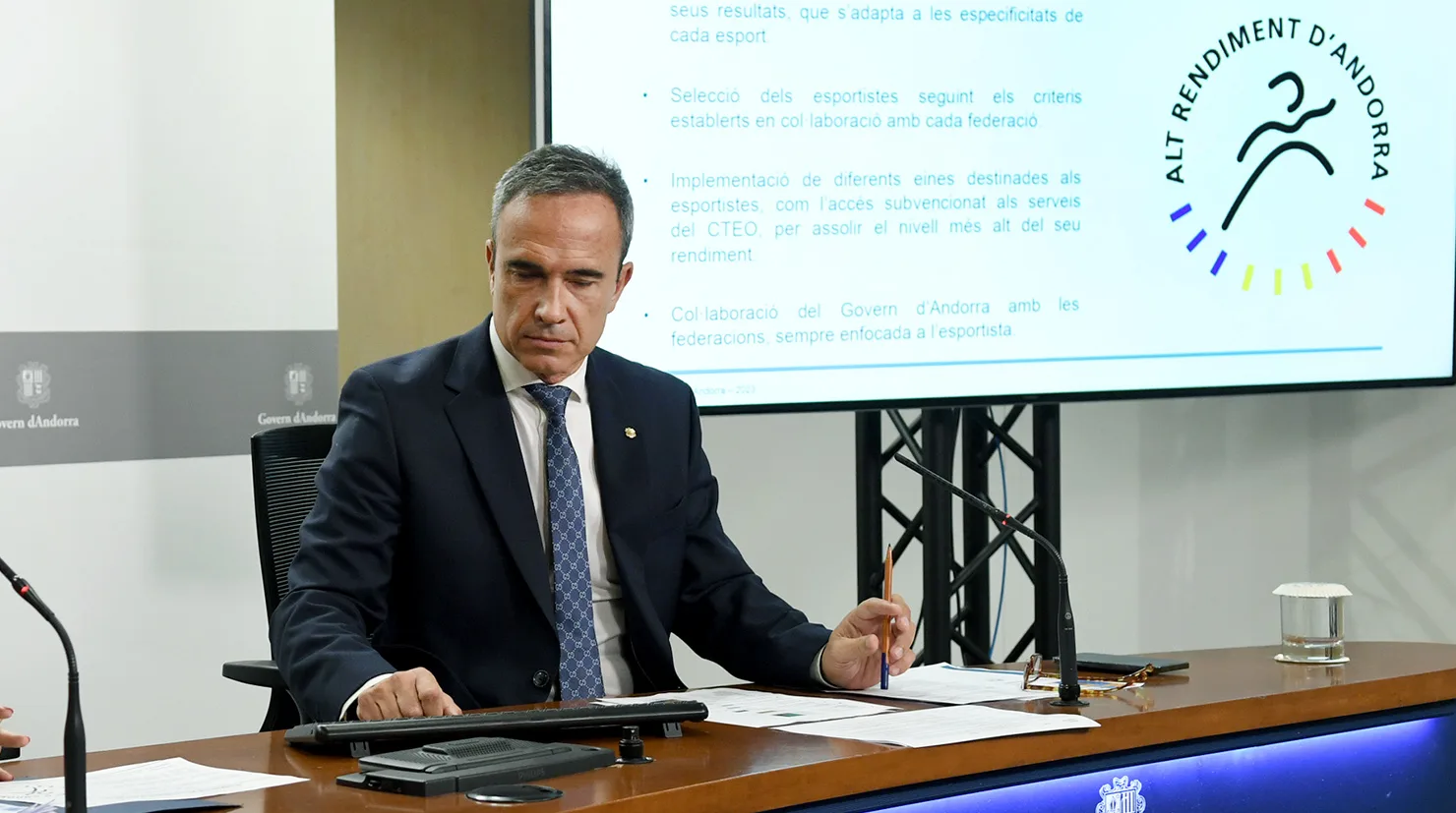 Mònica Bonell i Alain Cabanes en la roda de premsa de presentació de les beques ARA / SFGA