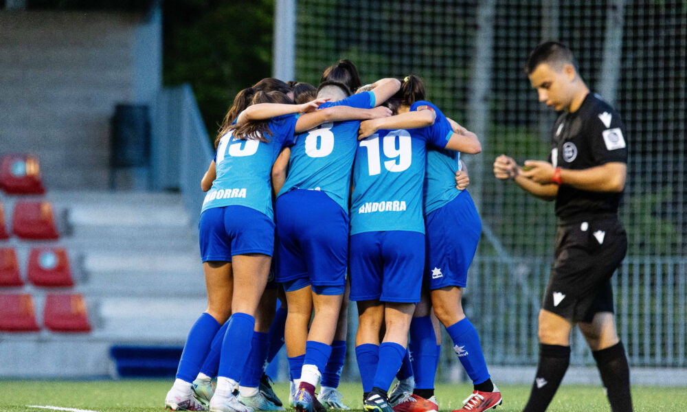 L'Enfaf femení celebrant un gol / FAF