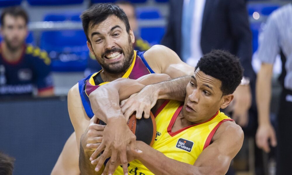 Oriola i Tyson Pérez lluiten per una pilota al palau blauhgrana 2020-21