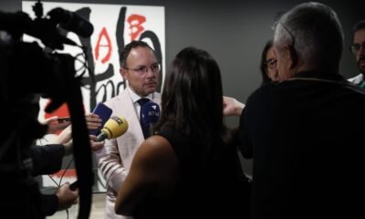 Xavier Espot atenent a la premsa
