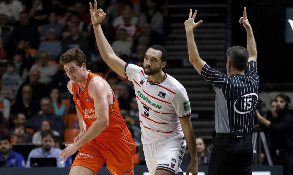 La celebració d'un jugador del Granada ahir a la Fonteta / ACB