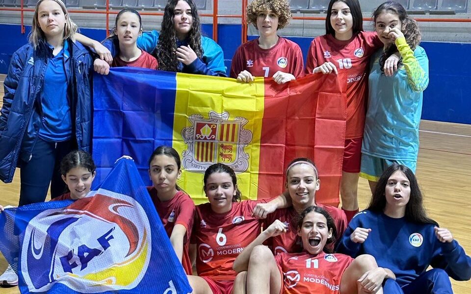 Les jugadores de l'Enfaf femení cadet celebrant la victòria / FOTO: ENFAF