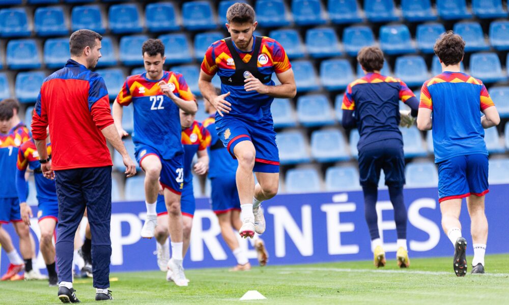 Un moment de l'entrenament previ de la sots-21 / FAF