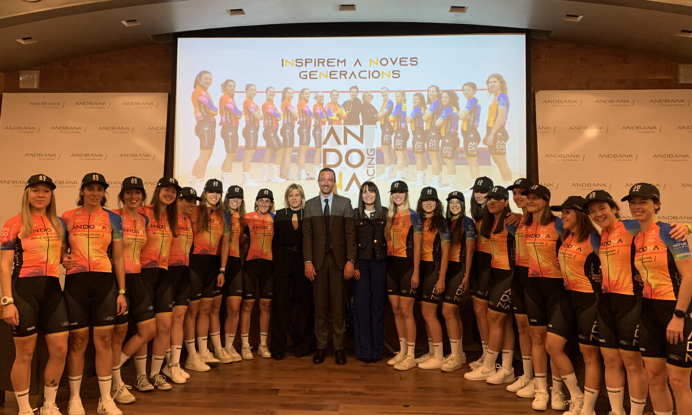 La foto de l'equip d'Andona amb el minsitre de Turisme Jordi Torres i la ministra d'Esports Mònica Bonell