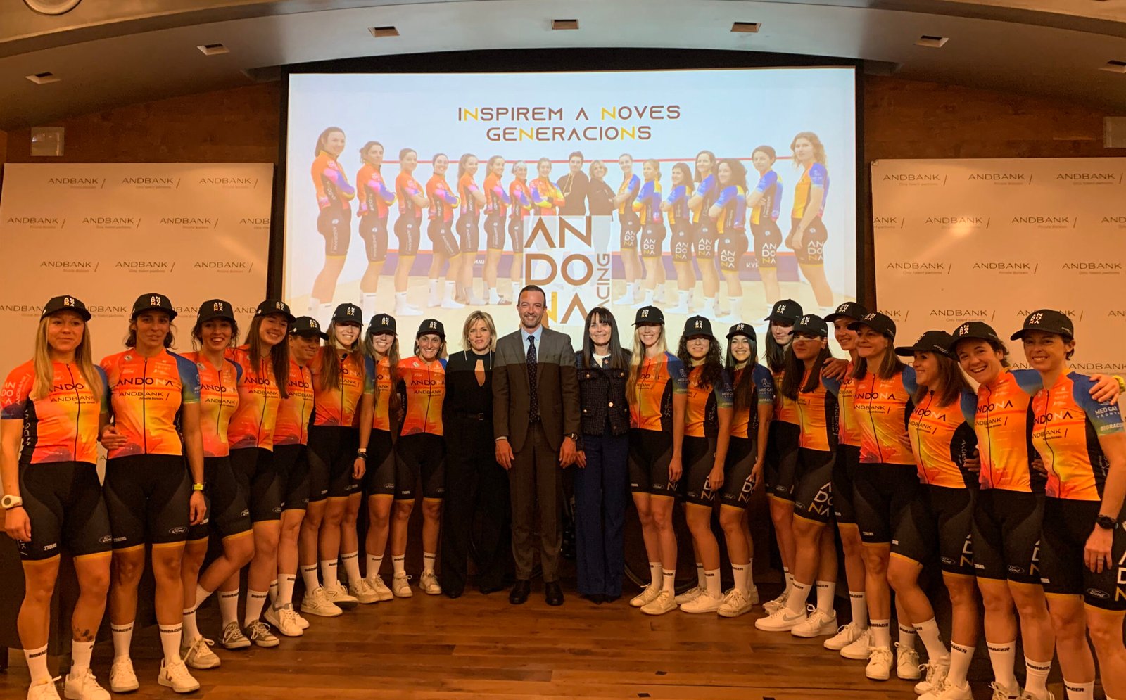 La foto de l'equip d'Andona amb el minsitre de Turisme Jordi Torres i la ministra d'Esports Mònica Bonell