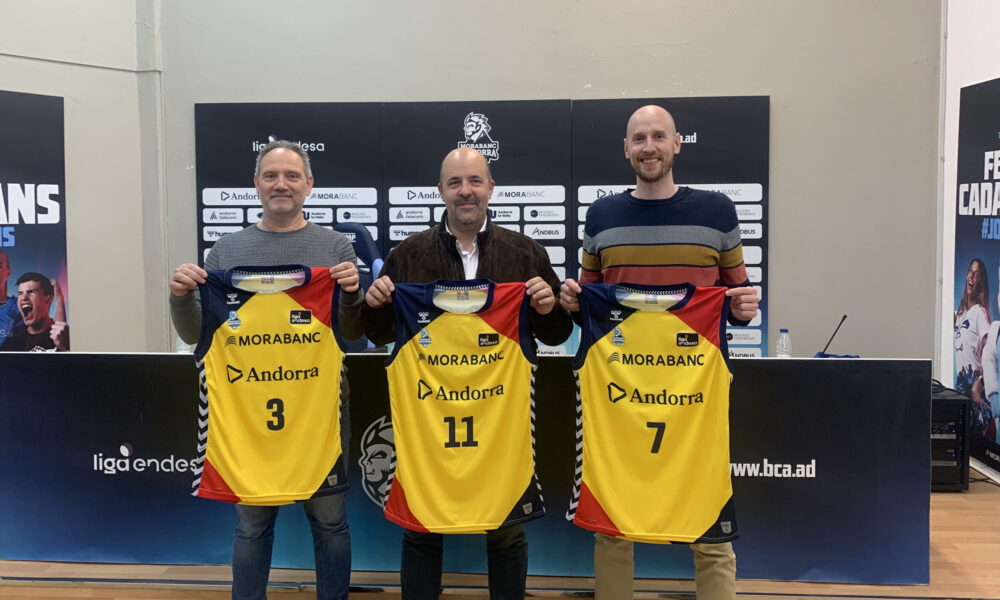 Xavier Luque, Gorka Aixàs i Thomas Schreiner posant amb la samarreta que lluiran els jugadors dissabte