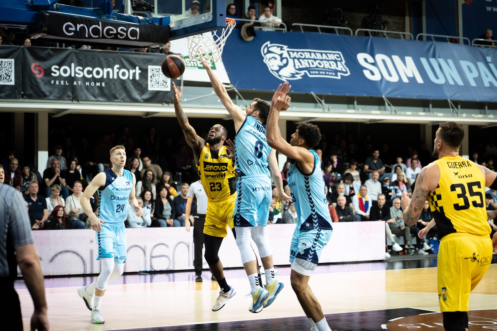 Un moment del partit entre el MoraBanc Andorra i el Lenovo Tenerife / ACB
