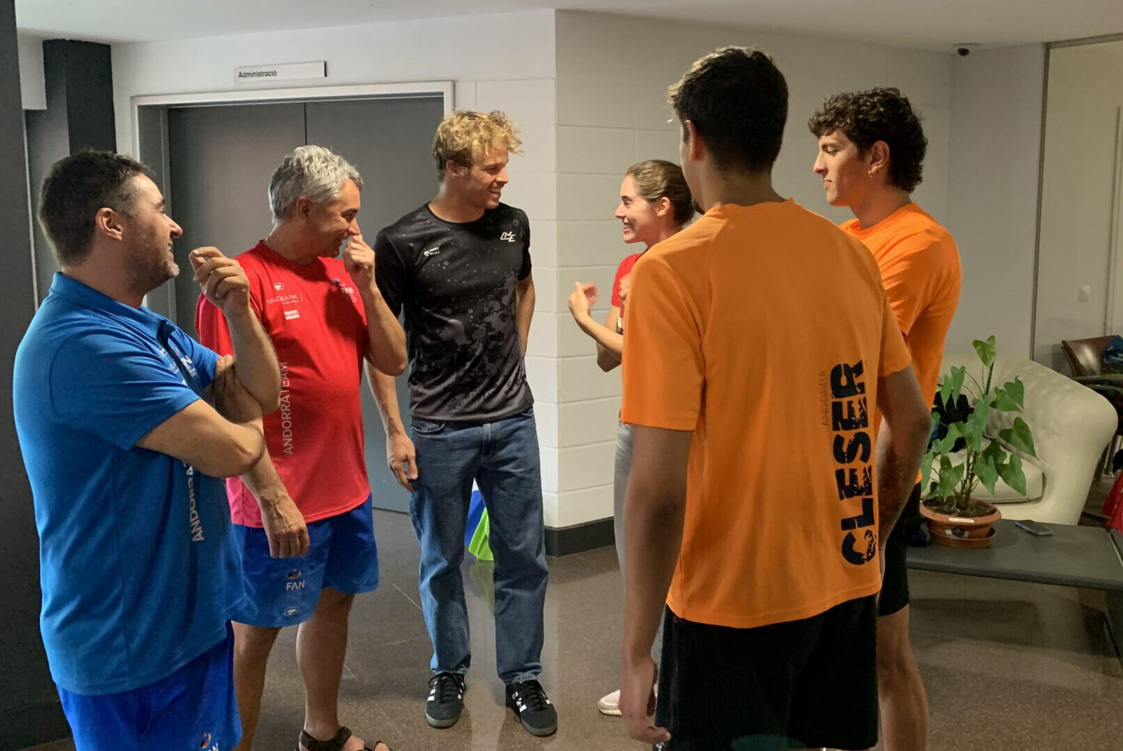La delegació andorrana a Els Serradells on es disputa l'Open d'Andorra de natació