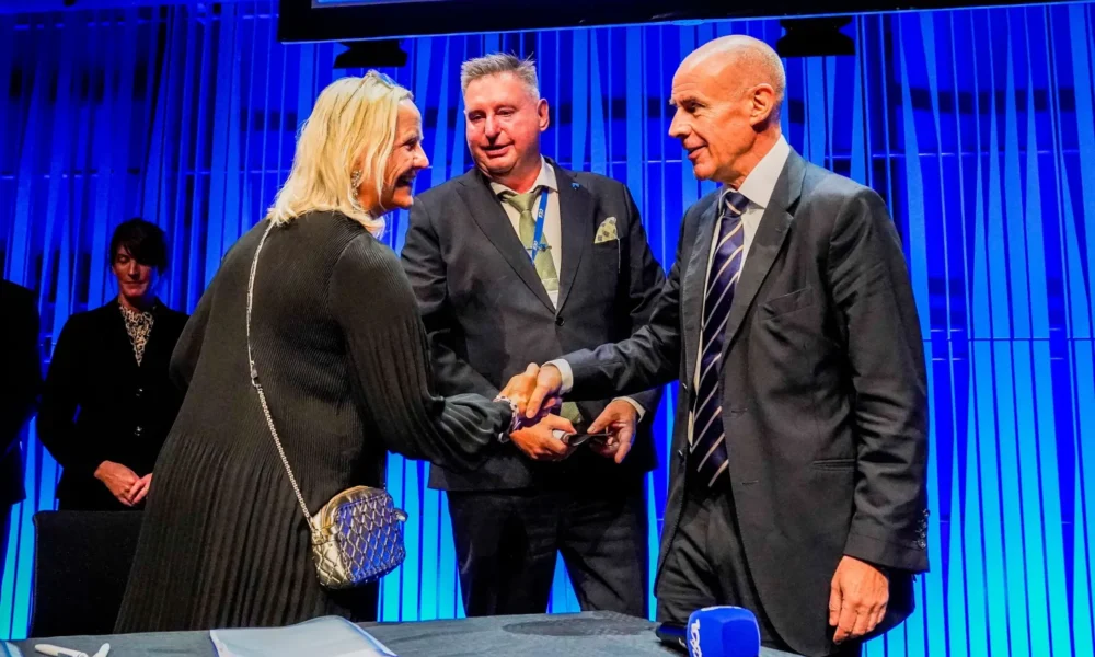 El president de la FIS amb la representant de Narvik / FIS